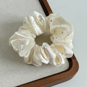 Exquisites weißes Satin Strass Haarscrunchie Detailansicht, elegantes glänzendes Haargummi.