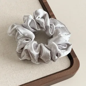 Elegantes Satin-Haargummi mit funkelnden Strasssteinen, ideal für schicke Pferdeschwänze.
