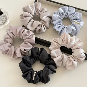 Koreaanse Stijl Crème Satijnen Scrunchie Minimalistisch Effen Kleur Haarelastiek Voor Vrouwen Elegante Handgemaakte Label Paardenstaart Houder Haaraccessoire
