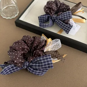 Chouchou marron à pois de style coréen avec nœud à carreaux et ruban de dentelle pour femme.