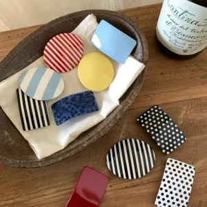 Niedliche geometrische Haarklammern mit Dopamin-Streifen, Punkten und Unifarben. Detailansicht.