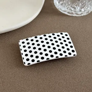 Weiß-schwarze Pünktchen Haarspange Detail, koreanischer geometrischer Haarschmuck für Alltag.