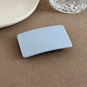 Detailaufnahme einer hellblauen minimalistischen geometrischen Haarklammer für den Alltag.