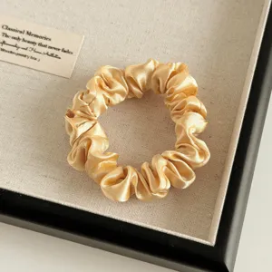 Goldener Satin Haargummi, elegante plissierte elastische Haarschleife für Damen Zöpfe.