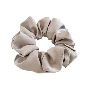 Elegante crèmekleurige satijnen haarscrunchie voor dames, zachte staarthouder haaraccessoire.