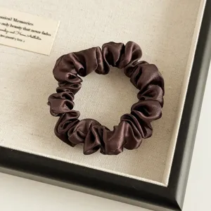 Brauner Satin Haargummi für Damen, elegantes plissiertes elastisches Haarband Pferdeschwanz.