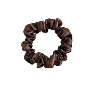 Braunes Satin Haargummi für Damen, elegante Seidenhaargummis, schonender Pferdeschwanz.