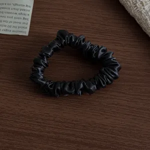 Elegantes schwarzes Seiden-Haargummi für Damen, weiches Haarband für den Alltag und Styling.
