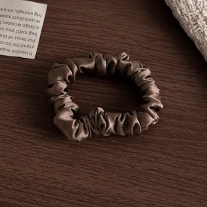 Handgemachter 100% Maulbeerseide Haargummi, dunkelbraunes Haarband, elegantes französisches Design.