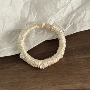 Elegantes Satin Haargummi mit Kristallen, vielseitiges beiges Haarband für Zöpfe.