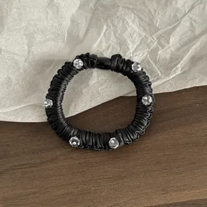 Schwarzer Satin Haargummi mit glitzernden Kristallperlen für elegante Pferdeschwänze.