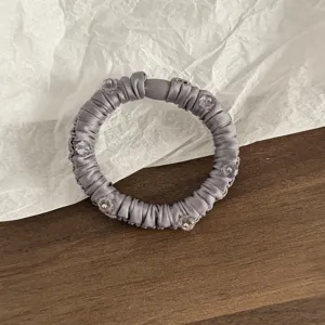 Graues Satin Haargummi mit Kristallperlen, elegantes elastisches Haarband für Zöpfe.