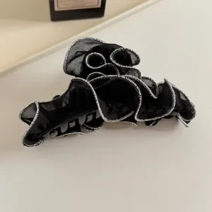 Molletta per capelli in rete nera con bordo argentato, elegante fermaglio arricciato per donna.