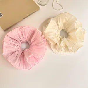Grote geplooide haarscrunchie voor vrouwen, elegante stoffen haarband, chic paardenstaart accessoire.