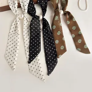 Detalle de cinta con lunares retro coreana, accesorio de moda elegante y versátil.
