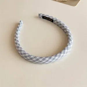 Vue détaillée du serre-tête en tissu à carreaux bleu et blanc, accessoire élégant.