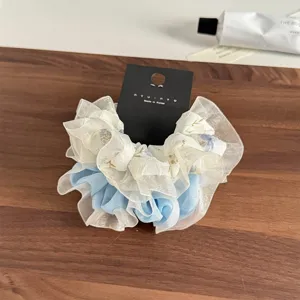 Coletero floral de organza, accesorio para el pelo de doble capa azul y blanco detalle.