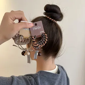 Detalle del conjunto de gomas de pelo de cuadros dulces con perlas y lazos bonitos.