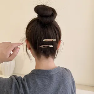 Detailansicht minimalistischer Haarklammern im Dutt, ideal zum Stylen von Pony und Haaren.