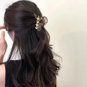 Pince à cheveux fleurie en strass élégante pour femmes, accessoire de coiffure chic.