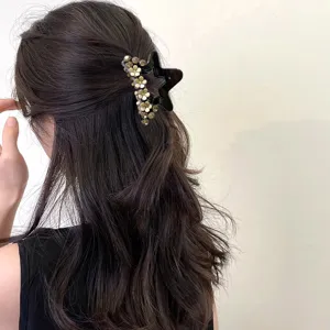 Pince a cheveux etoile avec strass et fleurs pour coiffure demi-queue, accessoire elegant et chic.