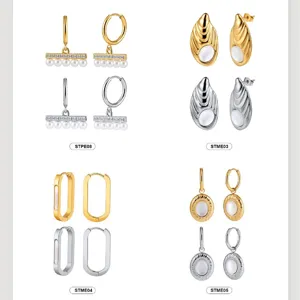 Collezione di orecchini in acciaio inossidabile con design geometrici e perle pendenti.