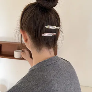 Detailaufnahme koreanischer minimalistischer Haarklammern im Entenschnabel-Design mit süßen Farben.