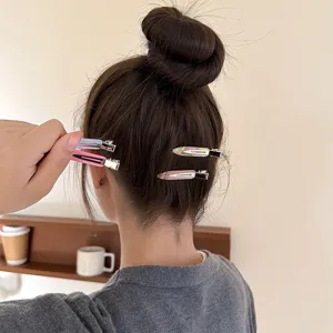 Nahaufnahme Detailansicht koreanischer minimalistischer bunter nahtloser Haarklammern im Dutt.