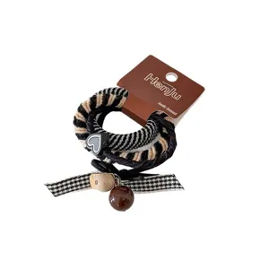 Conjunto de cuatro gomas para el pelo coreanas dulces con patrón pata de gallo y corazón.
