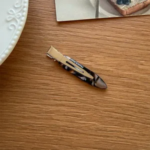Detailansicht der Acetat Entenschnabel Haarklammer mit Schildpattmuster und Metalltextur.