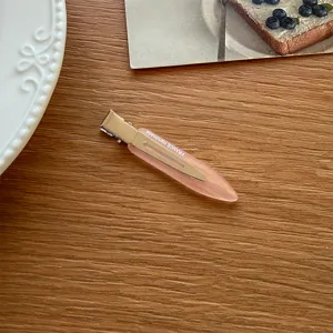 Detailaufnahme der rosafarbenen Harz Entenschnabel Haarspange für das tägliche Styling.