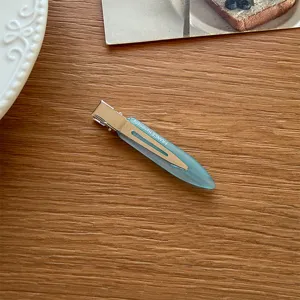 Minimalistische blaue Entenschnabel Haarklammer Detail, elegantes Accessoire für Alltag.