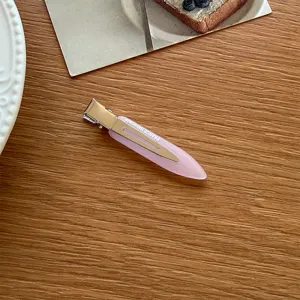 Detailansicht der minimalistischen rosa Entenschnabel-Haarspange im süßen koreanischen Stil.