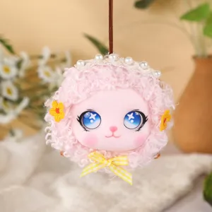 Adorable pendentif poupée mouton en peluche rose avec de grands yeux bleus pour voiture.