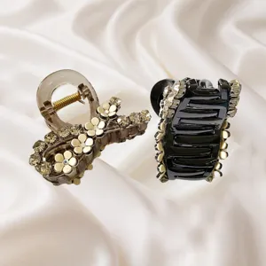 Gros plan détaillé des pinces à cheveux scintillantes en strass et fleurs pour un style élégant.