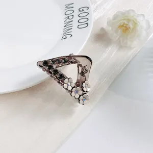 Pince a cheveux triangulaire exquise avec strass et fleurs pour coiffure elegante.
