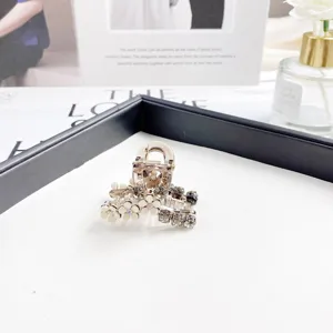 Pince à cheveux chic avec fleurs et strass, mini pince requin étincelante pour coiffure élégante.