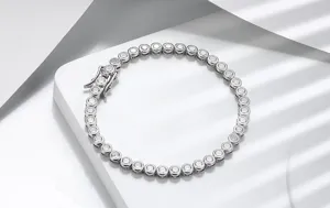 Vue rapprochée détaillée du bracelet de tennis étincelant en argent S925 avec zircons.