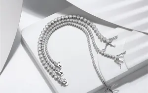 Gros plan exquis de bracelets tennis en argent étincelants, design de chaîne élégant.