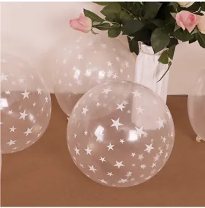 Ballons en latex transparent avec impression d'étoiles blanches, idéaux pour fêtes.