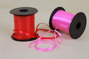 Juego de rollos de cinta colorida, cintas de manualidades rojas y rosas para fiestas y regalos.
