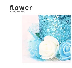 Detailaufnahme der blauen Glitzer Geburtstagskrone mit weißen und blauen künstlichen Rosen.
