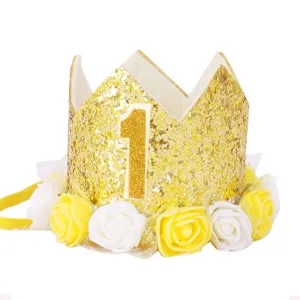Goldener Glitzer Geburtstagshut für Kinder mit gelben und weißen Rosen als Party Foto Requisiten.