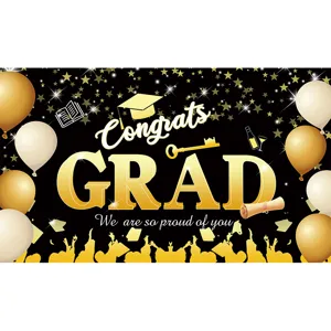 Detalle del telón de fondo de graduación en diseño negro y dorado con globos festivos.