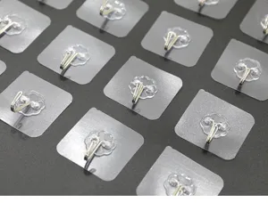 Transparenter klebender Wandhaken im Detail, starker, nagelfreier Haken für den Haushalt.