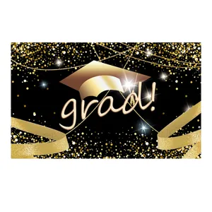 Detalle de fondo de graduación negro y dorado con sombrero y diseño de texto festivo.