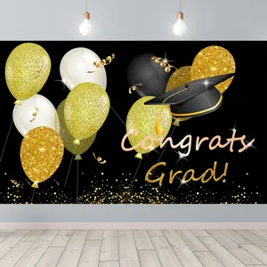 Telón de fondo de graduación con globos dorados y birrete para decoración de fiestas.