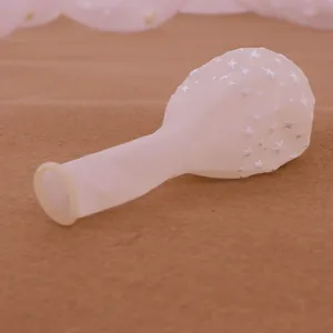 Ballon en latex transparent avec étoiles blanches, idéal pour les décorations de mariage.