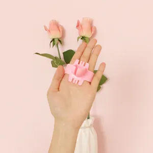 Herramienta de atado de globos de plástico rosa para decoración de fiesta de bodas.