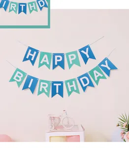 Detailopname van de blauw-groene happy birthday letter wimpel vlaggenlijn voor feestjes.